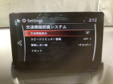 フォワードセンシングカメラで認識した交通標識をディスプレイに表示し、交通標識の見落とし防止を図り、安全運転を支援します。