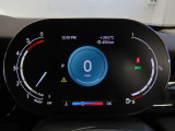 デジタルメーターは視認性が非常に良く、運転時の視線を逸らさず様々な情報の確認が行えます。