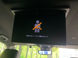 【13.2型有機ELフリップダウン】三列目からでも迫力のエンタメが観れる大画面フリップダウン。有機ELのモニターでは、一般的なフリップダウンよりも高コントラストでキレイな映像を楽しめます。