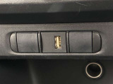 こちらのクルマはUSB接続コネクタも装備されています♪スマホの充電などにお使い下さい。ご旅行中での充電切れも、これなら心配いりませんね!