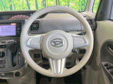 インテリアに合わせたデザインのステアリングは、運転される方のことも考え、運転しやすい形状、大きさです。是非一度、実際に触ってお確かめください。
