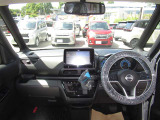 全方位で視界が広く運転がしやすいので女性の方にも人気のインテリアになっています!