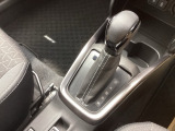 手に馴染むシフトノブで、操作がスムーズに。毎日のドライブがもっと楽しく快適になります。手元で操作ができる、電子制御パーキングブレーキ。