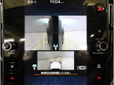 左右のサイドカメラ映像を同時に表示し、車両周囲の死角をしっかりカバー。狭い道や駐車時の接触リスクを減らし、安心して操作できる視界を確保します。