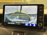 リバースギアに入れるだけで後方の表示へ切り替わります。夜間や雨の日の駐車も楽になりますよ。