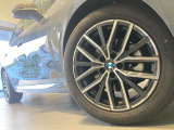 BMWの純正アロイホイールは軽量かつ強度にも優れているホイールで走行性能を引き上げる設計になっております。足元にもBMWは妥協がなくこだわっている個所になります。