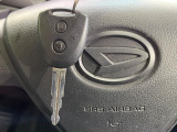 【キーレス】少し離れた場所からでもボタン一つでドアの開錠・施錠ができるのでとっても便利!ドアの鍵穴周りに傷をつけることもありません♪