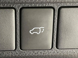 【パワーバックドア】スマートキーや運転席のボタンを押すだけでリアゲートが自動で開閉します!荷物を持っている時や、高い位置にあるバックドアを閉める際に便利な機能です♪