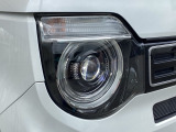 明るく白い光のLEDヘッドライトにより、夜間でも遠くまで見通しやすく、安全性が高まります。