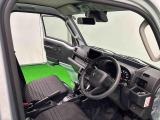 見易い計器類と運転し易いドライビングポジションは、死角も少なく前方&左右の見切りが良く運転し易く,その上広々キャビンでリクライニングも可能です。
