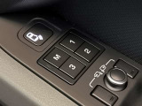 運転席にはドライバー3名まで記憶可能なメモリー機能が装備されております。