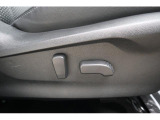運転席と助手席には電動でシートポジションを調整できるパワーシートが装備!