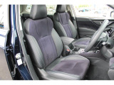 運転席シート:高級感ある本革&合皮スエードのシートを採用、身体にフィットする形状でロングドライブでも疲れにくいと思います