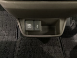 アクセサリーソケットはUSBのアダプターなどをつければ、スマホの充電にも使えます。横にはナビゲーション用の外部入力可能なUSB端子がついており、周辺には物が置けるボックスがついています。