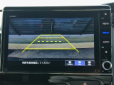 バック駐車が苦手な方や、初めてのお車で不安な方も安心。後方の映像をナビ画面に表示するため、周囲を確認しながらスムーズに駐車できます。