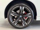 BMWの純正アロイホイールは軽量かつ強度にも優れているホイールで走行性能を引き上げる設計になっております。足元にもBMWは妥協がなくこだわっている個所になります。