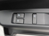 パワーウィンドウのスイッチです。 運転席に居ながら助手席の窓を開け閉めできるので便利ですよ。 ロック機能も付いてるので子供がイタズラして窓を開けるという事もできなくできますよ。