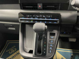 操作しやすいATシフトです♪シフトチェンジを気にしなくていいので運転だけに集中できますね!自然と手に届くところにある、手になじむ形状のシフトノブがいいですね♪