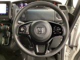 ハンドルにHondaセンシング系のクルーズコントロールやレーンキープアシストなどのスイッチと、オーディオの操作スイッチが装備されています。ハンドルから手を離さず安全に操作できます。