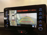 【パノラミックビューモニター】映像で、見づらい車両周辺の確認をアシスト。クルマを真上から見ているような映像を表示。 運転席から確認しにくい車両周囲の状況を把握。