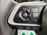 左側のステアリングスイッチ。運転中にハンドルから手を放さずにオーディオ操作ができます。