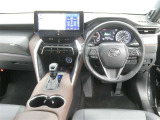 運転席からの視界はこんな感じです☆お気軽にご来店いただき、実際に座って是非お確かめください。ドライバーに寄り添う快適な操作フィールをもたらすステアリングです。