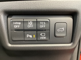 運転席脇のクラスタースイッチ部分にはカメラ切り替えスイッチ、パーキングセンサー、その他走行系スイッチを集中配置しております。