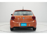 【リヤ】〔ダークティンテッドガラス〕付き。リヤのVWエンブレムは、バックカメラを内蔵しハッチバックを開け閉めする際の取っ手にもなります。