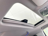 【サンルーフ】開放感たっぷりの希少装備、サンルーフが装着されています!車内に明かりを取り入れたり景色を楽しむ以外にも、車内の空気も簡単に換気できて快適です!