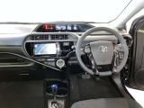 運転席は見やすく整理され、ナビも美しく装着され操作性にも優れています!
