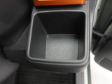 カップホルダーは運転席や助手席からちょうど手の届く位置です!!