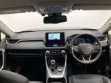 シンプルながら機能性あふれる運転席廻りです。視界性もよく、運転しやすいですよ。