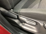 運転席シート座面は上下アジャスター付きです。お好みの位置に調整可能です。