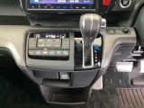足元スッキリ、インパネシフトです。パーキングブレーキはフットブレーキタイプなので、運転席と助手席の間がスッキリしています。