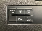 運転席脇のクラスタースイッチ部分にはカメラ切り替えスイッチ、パーキングセンサー、その他走行系スイッチを集中配置しております。