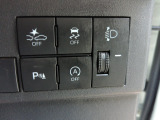 パーキングセンサーや横滑りを防ぐVSA等のスイッチ類は運転席の右側、手の届きやすい位置にあります。