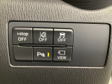 運転席脇のクラスタースイッチ部分にはカメラ切り替えスイッチ、パーキングセンサー、その他走行系スイッチを集中配置しております。