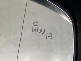 【ブラインドスポットモニター】走行中、ドアミラーの死角になりやすい箇所に後続車が接近するとサイドミラーのレンズに警告を表示!ドライバーに注意喚起をしてくれます。