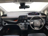 シンプルながら機能性あふれる運転席廻りです。視界性もよく、運転しやすいですよ。