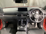 安全運転と情報操作を両立する運転席まわり。さまざまな情報を扱いながら正しい姿勢で安全に運転できることを追求したコックピット!