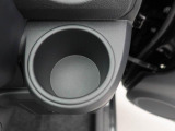 カップホルダーは運転席や助手席からちょうど手の届く位置です!!