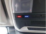 専用ボタンでコールセンターへ接続。状況に応じて緊急車両の要請やロードサービスの取次ぎを行います。重大事故の際は自動的にコールセンターにつながり、緊急車両やドクターヘリを要請します。(要申込)
