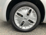 端正でカッコいいデザインが目をひく、純正15インチホイールです!路面に力を伝えるホイール部分は、特に目立ちます。ホイールひとつで、車のイメージが大きく変わりますね♪