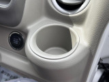 運転席ハンドルの右側にもドリンクホルダーがございます!お飲み物だけではなく、携帯電話なども置けますね♪