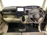 車内は光触媒抗菌消臭施工済です。インパネ周りはスタイリッシュなデザインです。グローブボックスやカップホルダーのほかにトレーなどたくさんの収納スペースが付いています。