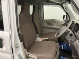 【フロントシート】さまざまな体格の方が快適に運転ができるよう配慮したシートになっております。