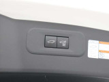 電動で開閉するパワーバックドア装備しています