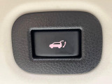 【パワーバックドア】スマートキーや運転席のボタンを押すだけでリアゲートが自動で開閉します!荷物を持っている時や、高い位置にあるバックドアを閉める際に便利な機能です♪
