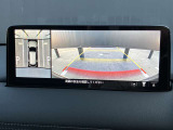 360度ビューカメラを搭載。4方の小型カメラの映像を処理し、車両真上からの映像に変換しています。