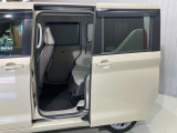 左側電動スライドドアは、子供の送り迎えの際に運転席からドアの開閉ができるので便利です。ルーフが高いので大人のかたの乗り降りもしやすいですよ★